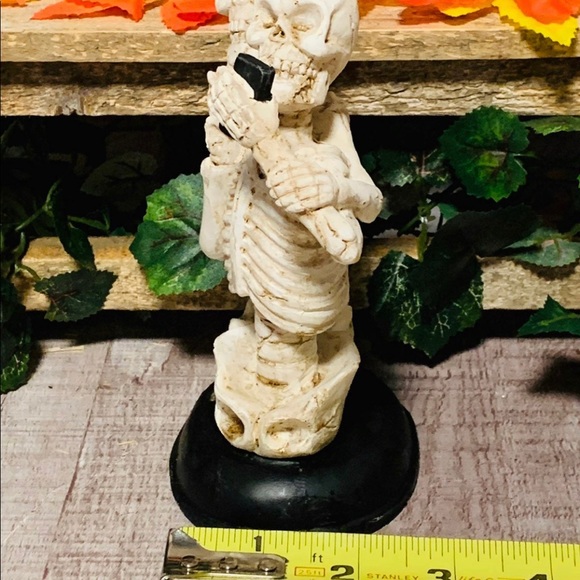 Skeleton Selfie Couple - Picture 9 of 10